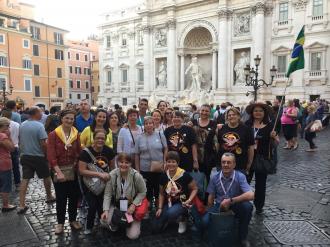 Na Fontana di Trevi em Roma