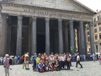 Em frente ao Panteon de Roma