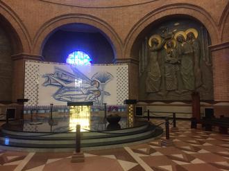 Na Capela de São José, dentro da Basílica.