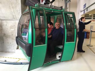 No passeio de teleférico.