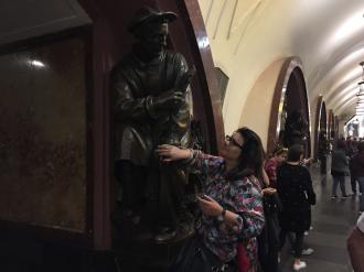 No metrô de Moscou.