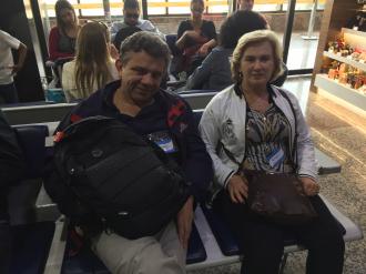 Grupo no aeroporto. 
