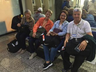 Grupo no aeroporto. 