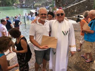 Renovando os votos do batismo.