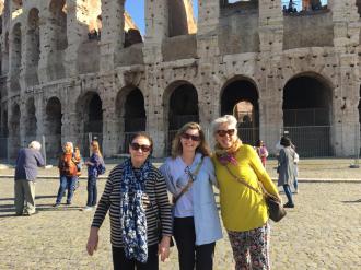 Passeando no Coliseu, em Roma.