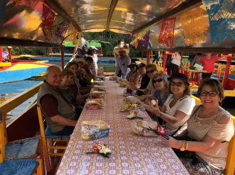 Nos barcos de Xochimilco. 