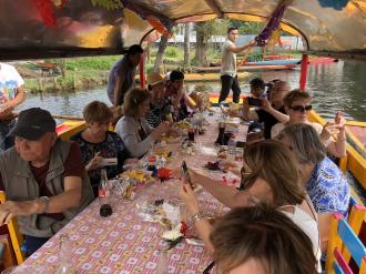 Nos barcos de Xochimilco. 