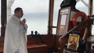 Missa no barco no Mar da Galileia.