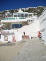 Lourdes em frente ao restaurante na praia de Nazaret, Portugal.