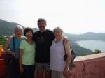 As três irmãs e Ivan, nosso guia, em Acapulco.