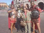 Ivan, Ail e soldados romanos em frente ao Coliseu de Verona.