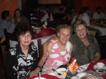 Passageiras em jantar com show folclórico.