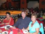 Passageiros em jantar com show folclórico.