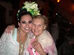 Myriam junto com dançarina, após show folclórico.