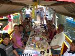 Grupo no passeio de barco com almoço em Xochimilco.