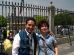 Lourdes e guia mexicano na Catedral da Cidade do México.
