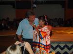 Passageiro participando da apresentação folclórica.