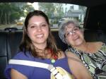 Cíntia e Joisse andando de táxi.