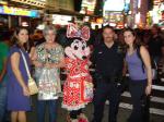 Cíntia, Joisse e Mariana na Times Square com Minnie e policial.