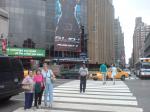 Ail, Ana e Lucy em frente ai Madison Square Garden.