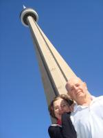 Os irmãos Lídia e Norberto na CN Tower, Canadá.