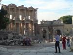 Matilde, Idalina e Ines em frente da Biblioteca de Celso, em Ephesus.
