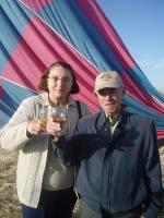Irma e Rineo comemorando a chegada do vôo de Balão com Champanha.