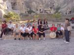 Grupo ouvindo as explicações da guia Sevda em Goreme.