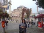 Marisa em frente ao Museu Santa Sofia.