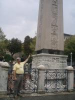 Ivan em frente ao Obelisco, no Hipódromo de Istambul.