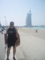 Ivan em frente ao Hotel Burj Al Arab em Dubai.