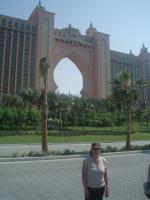 Enelita em frente ao Hotel Atlantis, em Dubai.