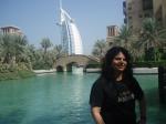 Marisa, no Hotel Madinah Jumeirah com vista para o Burj Al Arab.