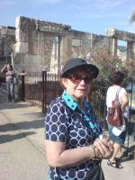 Marilena na Sinagoga de Cafarnaum