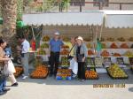 Pe. Léo, Lurdinha e Ivone em fruteira de Jericó