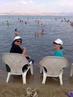 Neusa e Ana molhando os pés no Mar Morto