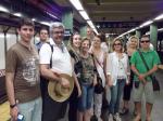 Grupo esperando o metrô.