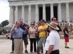 Grupo ouvindo explicações sobre o Memorial Lincoln, Washington.