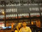 Rafaela e Iuri em frente ao The New York Times.