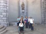 Grupo junto de N.Sra. de Guadalupe, do México, em Lourdes, na França.