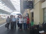 Na estação de trens de Lourdes para embarcar no TGV para Paris.