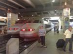 Analene e o TGV na chegada em Paris.