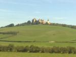 Castelo Medieval ao longo da estrada, na França.