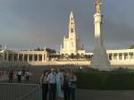 Metilde, Rineo, Irma, Zita e Analene em frente à Basílica de Fátima.