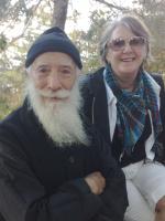 Heloisa com um jovem vendedor grego.