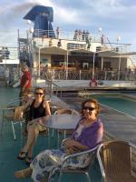 Maria Helena e Lúcia na piscina.
