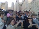 Em Atenas, na Acrópole, ouvindo a guia.