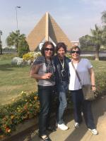 Alice, Maria Helena e Maria Luiza no passeio pelo Cairo, Egito.