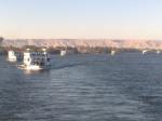 ... e a fila de barcos que seguem atrás do nosso...
