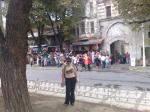 Jaque, na entrada para a Mesquita Azul, em Istambul.